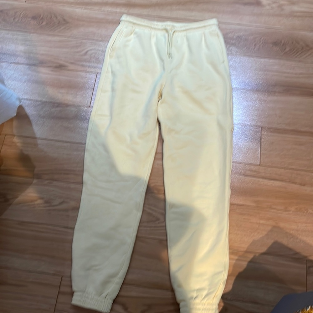 67% recycled material. Light yellow sweat pants, H&M divided.